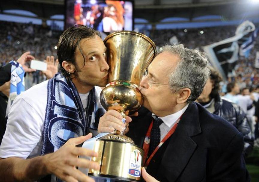 Roma-Lazio, 26 maggio 2013, Stefano Mauri e Claudio Lotito festeggiano la vittoria della Coppa Italia